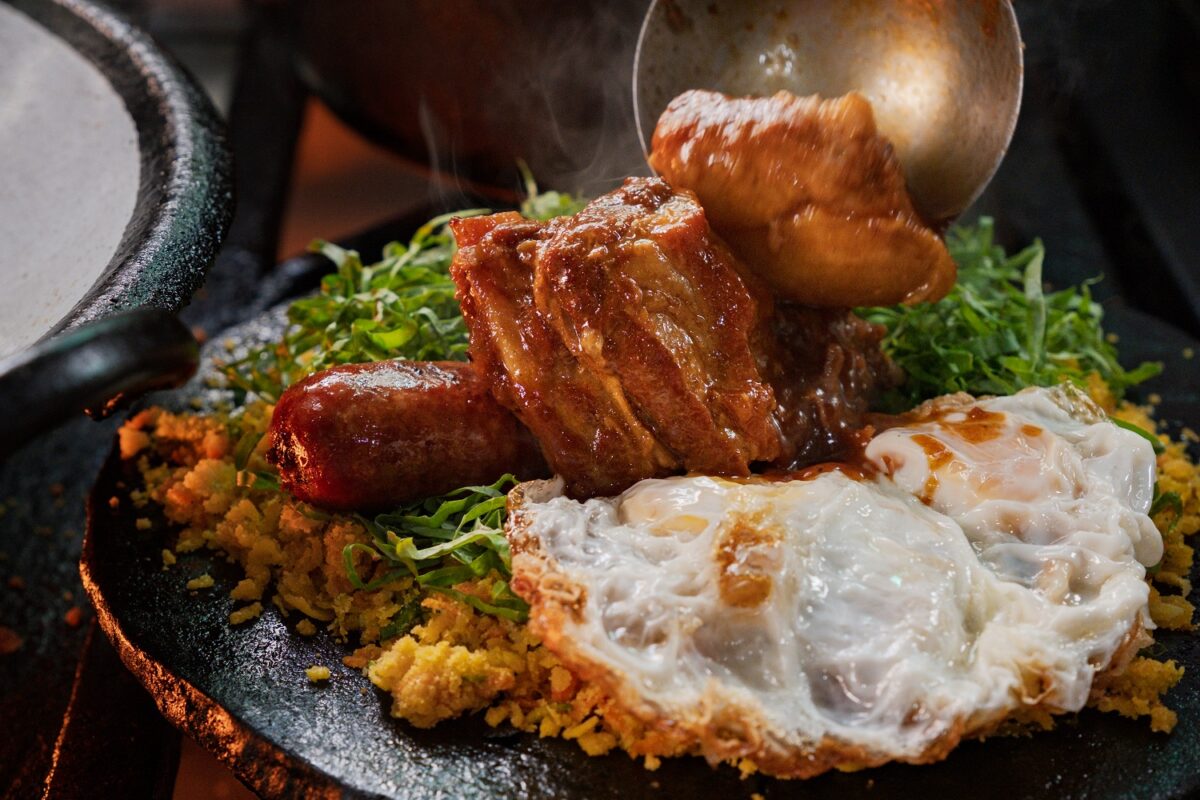 Panelinha: Purê de feijão cozido é a base de uma refeição completa, servida tradicionalmente com lombo de porco, couve refogada, ovo frito e um torresmo crocante por cima -Foto: Tamás Bodolay