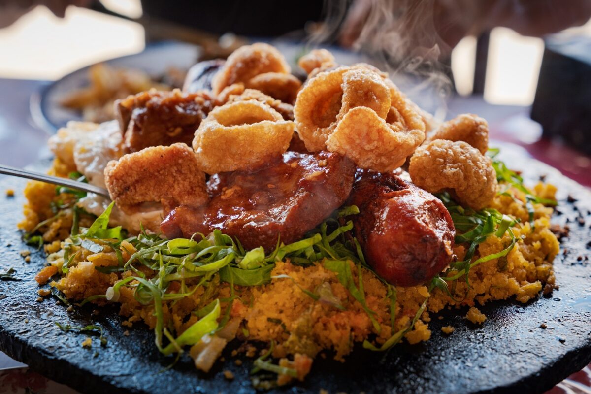 O tutu da Preta (R$ 130), uma das iguarias mais vendidas no Panelinha: prato sintetiza história da família e da culinária que estrutura Minas Gerais -Foto: Tamás Bodolay