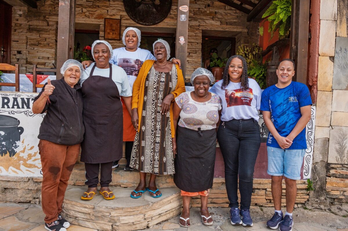 Parte da família da Dona Ana Zélia: três gerações de mulheres atravessam a história local com culinária, memória e resistência -Foto: Tamás Bodolay