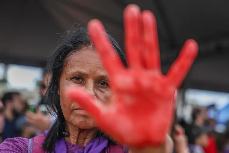 Brasília (DF), 07/12/2025 - O Levante Mulheres Vivas realiza ato na área central de Brasília para denunciar o feminicídio e todas as formas de violência contra mulheres.
 Foto: Marcelo Camargo/Agência Brasil